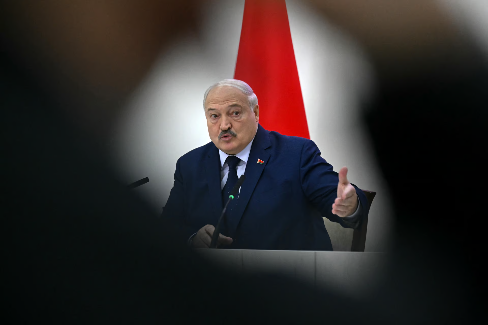 Чому звільнені білоруські політичні в’язні опинилися в Україні: пояснення Зеленського та прихована логіка рішень